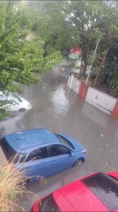 İstanbul'da sağanak hayatı felç etti! Araçlar sular altında kaldı - Resim: 54